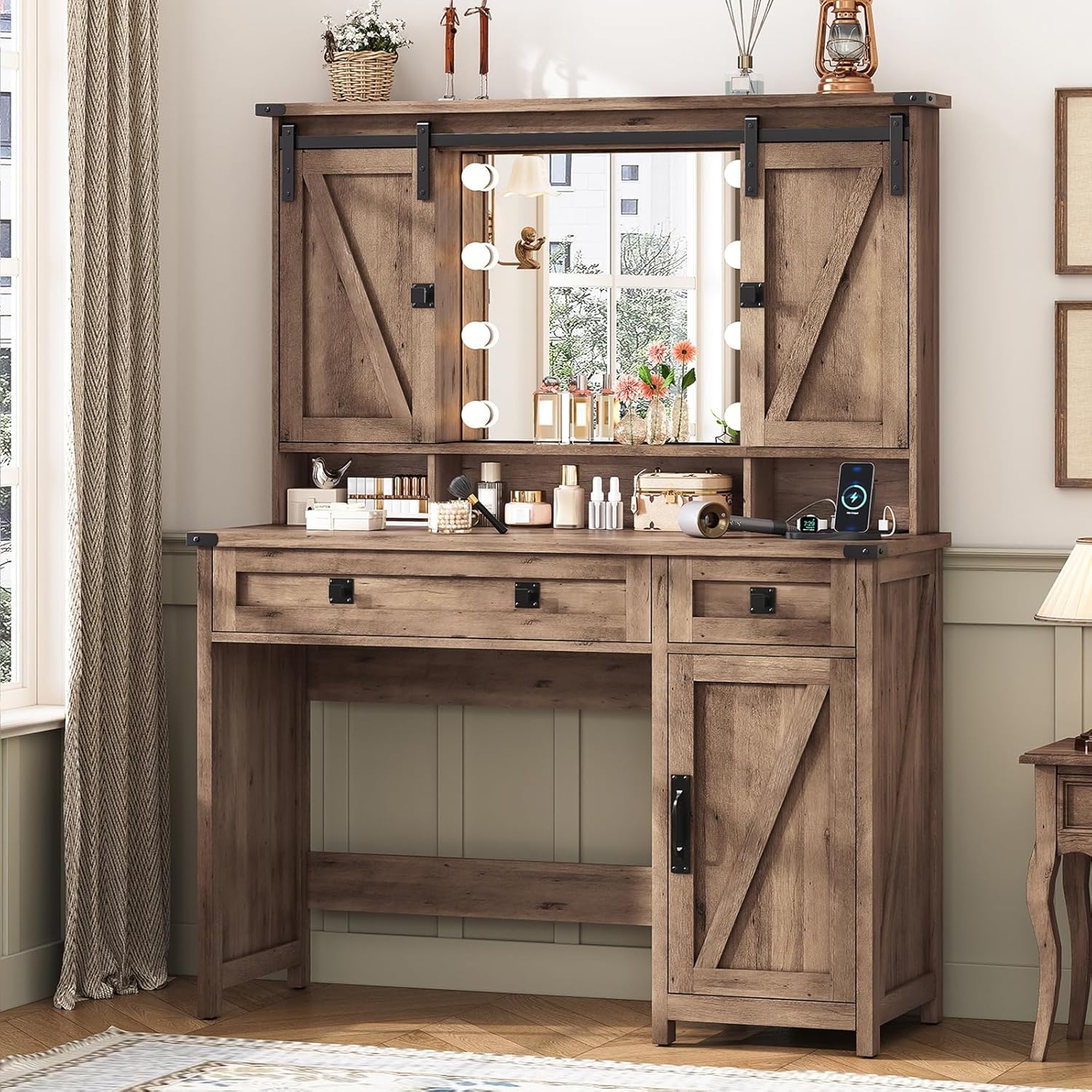 Desk Charging Station - Farmhouse-Schminktisch aus rustikaler Eiche, mit Schiebetür,