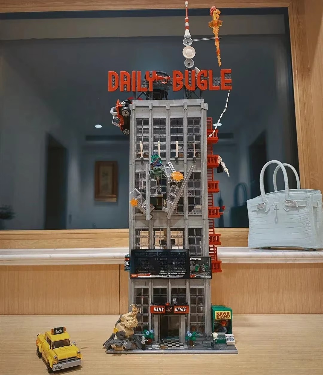 Neues MOC Modell eines roten Z – Home Office With View Bewertung und Preis